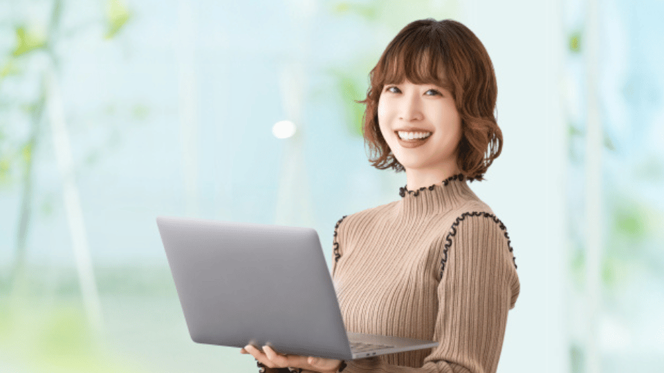 Webデザインを楽しく学ぶ女性